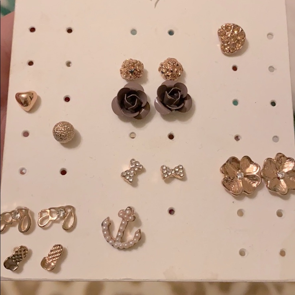 Cute earrings that could go with any outfit!👡